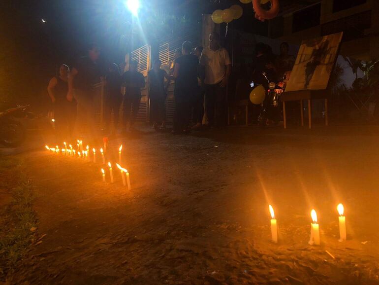 Ciudadanos autoconvocados coloraron velas frente a la vivienda donde Carmen y hijos residían.