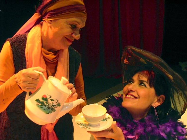 María Elena Sachero y Lourdes García en la obra "Harold & Maude", presentada en el año 2006.