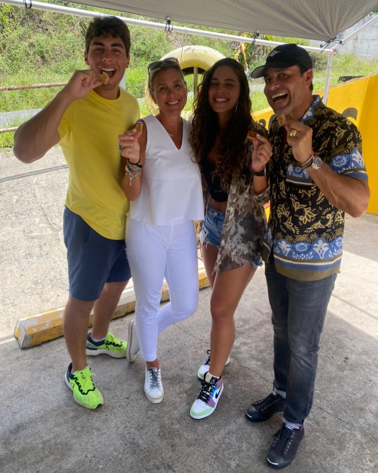 Chayanne con su esposa Marilisa Maronesse y sus hijos Isadora Sofía (23) y Lorenzo Valentino (27). (Instagram/Lorenzo Figueroa)