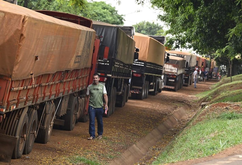 Los camioneros esperan hasta dos días en la fila. 