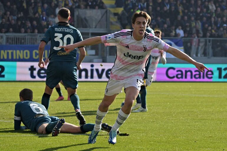 El delantero turco de la Juventus # 15 Kenan Yidliz (R) celebra después de marcar un gol durante el partido de fútbol de la Serie A italiana entre Frosinone y Juventus en el estadio Benito Stirpe de Frosinone el 23 de diciembre de 2023.