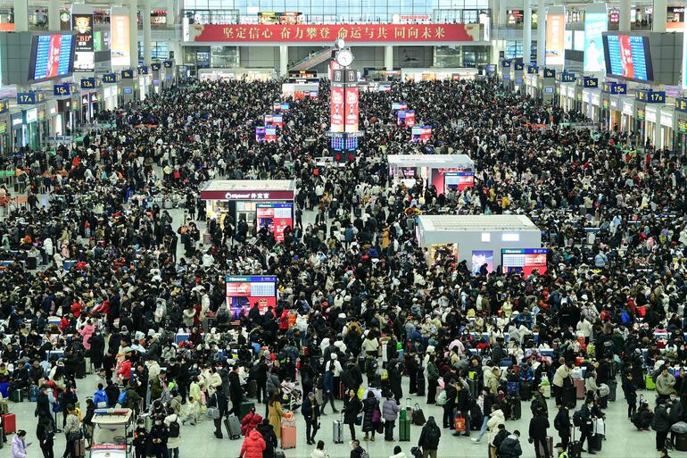 Pasajeros en la estación de trenes Hongqiao, en Shanghái.
