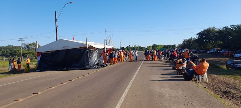 Obreros paraguayos del Consorcio Aña Cuá aguardan la firma del contrato colectivo de trabajo.