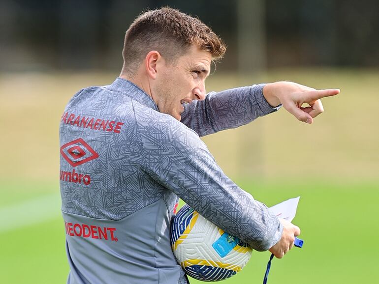 El entrenador uruguayo Martín Varini dirigió su primer entrenamiento en el Athletico Paranaense.