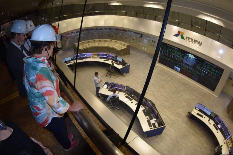 La directora ejecutiva del Fondo Monetario Internacional (FMI) Kristalina Georgieva, observa la sala de control de operaciones de la central paraguayo/brasileña Itaipú (foto de archivo)