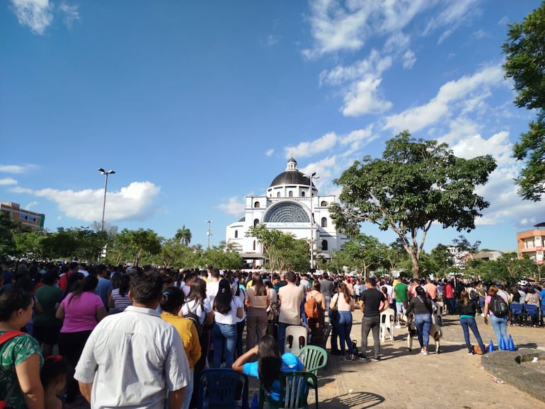 Fieles durante una misa en la Basílica de la Virgen de Caacupé.