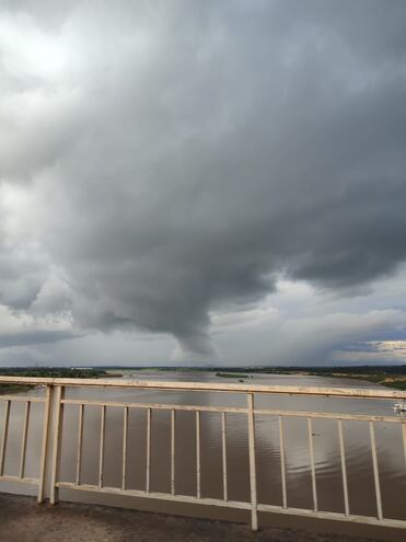 Una nube con una extraña forma llamó la atención hoy en la zona de Gran Asunción. Foto: @BobadillaRebeca