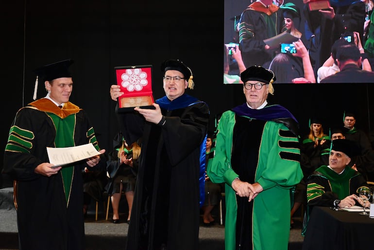 El Ing. Agr. Alfredo Molinas recibe el reconocimiento de Doctor Honoris Causa de la Universidad San Carlos.