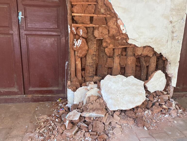 Esta deteriorada casa declarada patrimonio nacional y cultural esta ubicada sobre la calle Mcal. López.