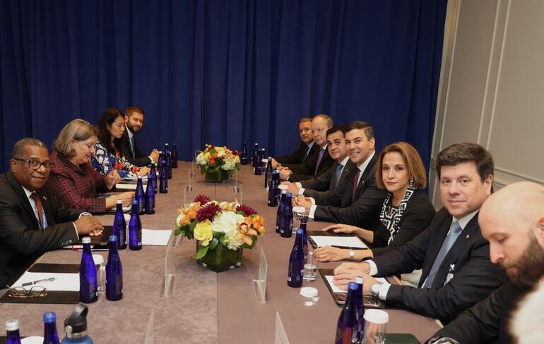 Santiago Peña reunido con Victoria Nuland en EEUU.