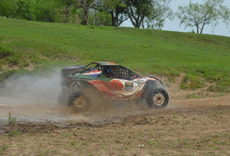 Óscar Santos y Mirna Pereira, al mando del rendidor UTV Can Am Maverick R, fueron los más veloces del fin de semana y sobresalieron en la categoría T3, en la que ya son campeones anticipados.