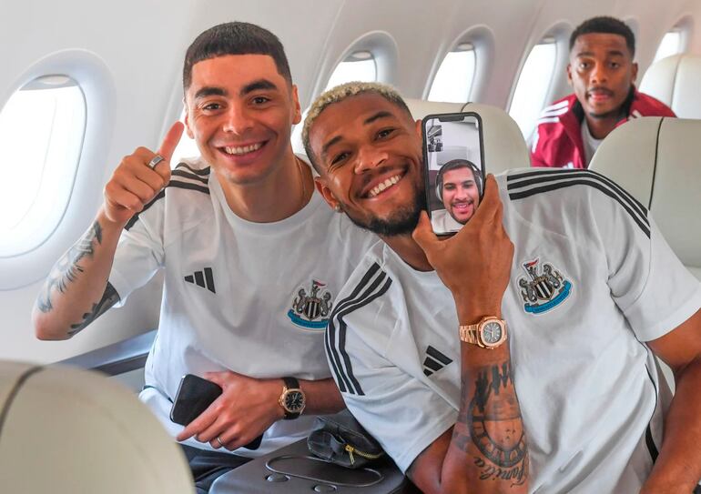 Miguel Almirón y el brasileño Joelinton, en pleno vuelo a Japón, comparten una videollamada con Bruno Guimaraes