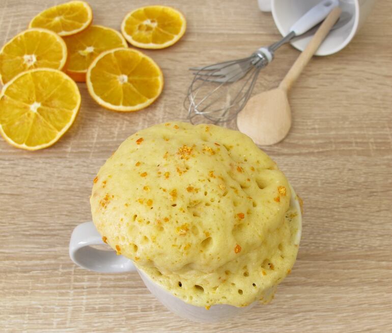 Torta de naranja en taza.