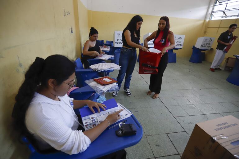 Miembros de mesa cuentan votos al cierre de la jornada electoral este domingo, en Guayaquil (Ecuador).