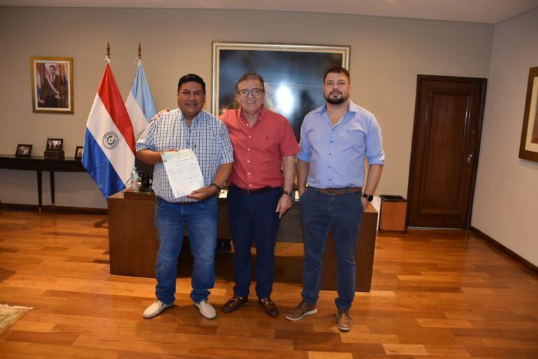 El exgobernador y actual diputado cartista Cristian Brunaga (izq.) recibía en diciembre de 2022 el  desembolso de G. 3.350 millones. En la foto junto con Nicanor Duarte Frutos (exdirector de la EBY) y el actual  senador colorado Colyn Soroka.