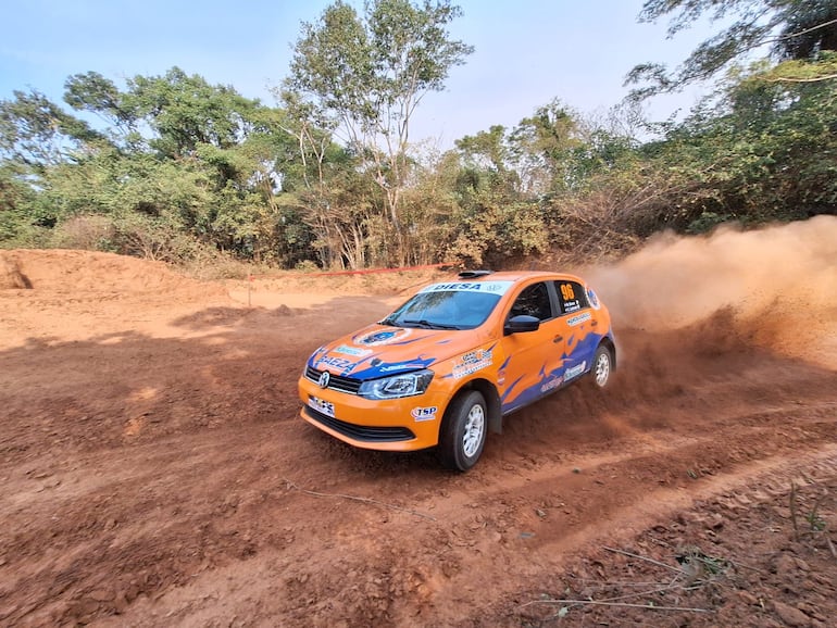 Derrape del Volkswagen Gol Trend 16V de Nicolás Baeza y Cristian Ledesma, en una de las vueltas de la carrera.