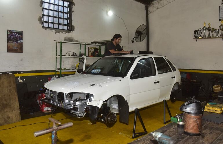 Marcelo Vera y Stefan Taboada, anotados ayer, competirán este año con el VW Gol 16V preparado en el Taller Ka´i Competición.