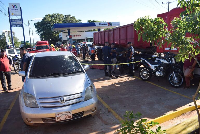 Una mujer falleció luego de embestir su moto contra un automóvil en Carapeguá. El parabrisas sufrió daños.