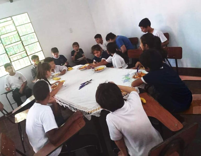 Ante la falta de comodidad los alumnos utilizan su pupitre para almorzar en la Escuela Básica No. 5363 Kathryn Elma Eppers.