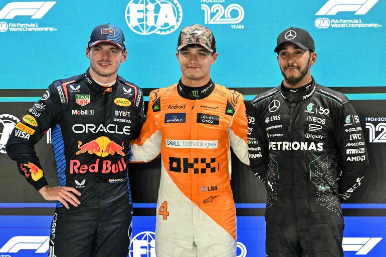 Lando Norris (c) posa junto a Max Verstappen y Lewis Hamilton.