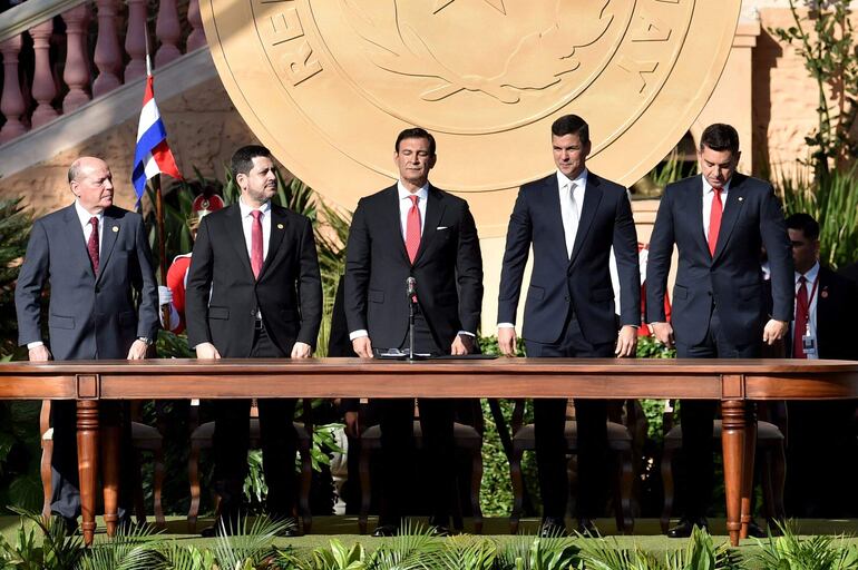 El presidente de la Corte Suprema César Diesel, el diputado Raúl Torres, el presidente del Senado Silvio Ovelar, el presidente Santiago Peña y el vicepresidente Pedro Alliana durante el acto de traspaso de mando. 