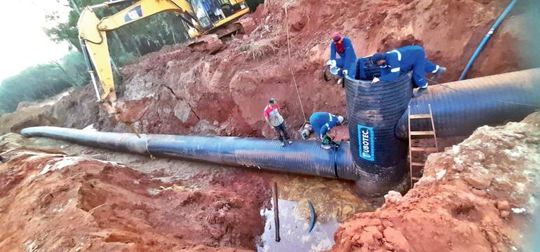 Instalación de registro de PEAD estructurado en alcantarilla pluvial.