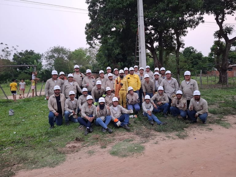 ANDE culminó recientemente el curso de capacitación de electricista de Redes de Distribución Eléctrica.