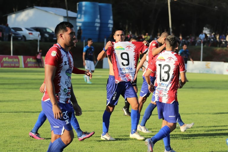 El goleador Ricardo Solís celebra el gol de apertura en el marcador, exhibiendo su camiseta. (Foto: APF)