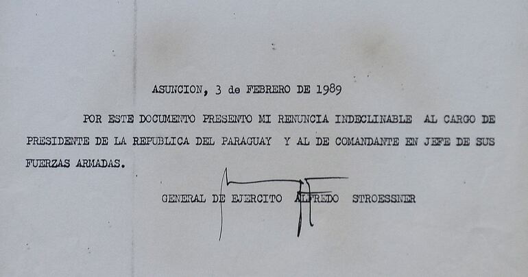 Nota de renuncia de Alfredo Stroessner tras el golpe militar del 2 y 3 de febrero de 1989.