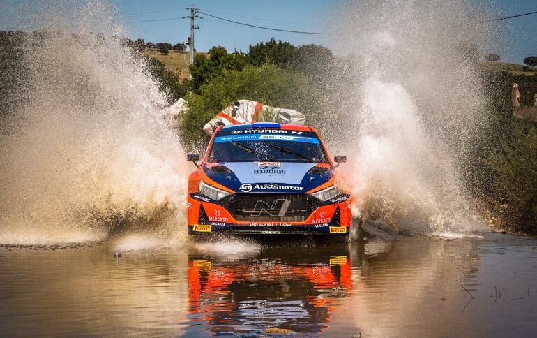 Fabrizio Zaldívar y Marcelo Der Ohannesian, en su paso con el Hyundai i20 N Rally2, por uno de los sectores con agua en la jornada de ayer.