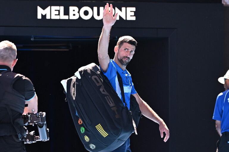 -FOTODELDIA- Melbourne (Australia), 24/01/2025.- El tenista serbio Novak Djokovic abandona el encuentro de semifinales del Abierto de Australia después de que el alemán Alexander Zverev se apuntara el primer set por 7-6(5), tras una hora y 21 minutos. EFE/JAMES ROSS AUSTRALIA AND NEW ZEALAND OUT
