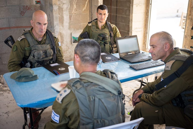 El Comandante en Jefe del Mando Norte, MG Ori Gordin (i), durante su visita este miércoles un ejercicio de la 179ª Brigada. El Ejército israelí insistió en que está preparado para "cualquier misión" en la frontera con Líbano, después de que  explotaran miles de dispositivos buscapersonas del grupo chií Hizbulá, en una operación atribuida a Israel por la que la milicia libanesa ha jurado venganza. 