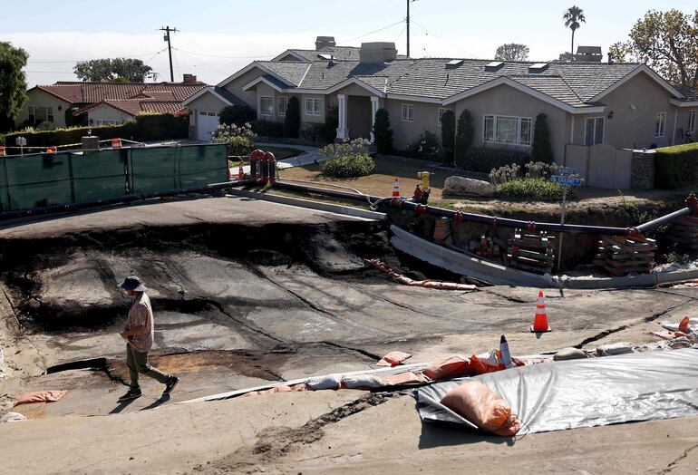 En Rancho Palos Verdes, California, los deslizamientos de tierra han empeorado, causando cortes de energía a más de 200 hogares. El gobernador de California ha declarado estado de emergencia.