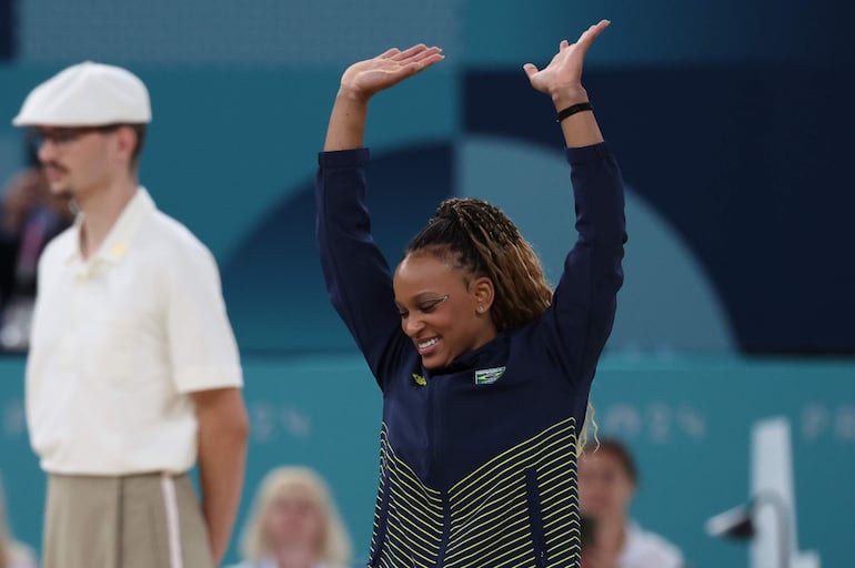 PARÍS, 05/08/2024.- La gimnasta brasileña Rebeca Andrade celebra tras ganar la medalla de oro de la final de suelo femenino de gimnasia artística de los Juegos Olímpicos de París 2024, en el pabellón Bercy Arena, este lunes, en París. EFE/ Miguel Gutiérrez
