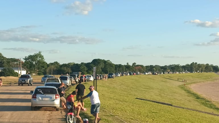 El descenso de temperatura obligó a los pilarenses a visitar las plazas y la costanera, antes que la playa