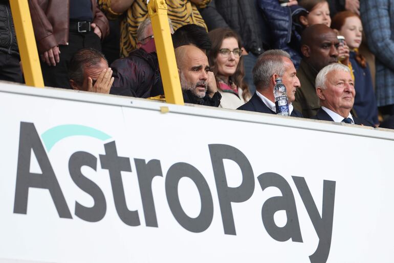 El español Pep Guardiola, entrenador del Manchester City, observando el partido contra el Wolverhampton desde la gradería del estadio Molineux.