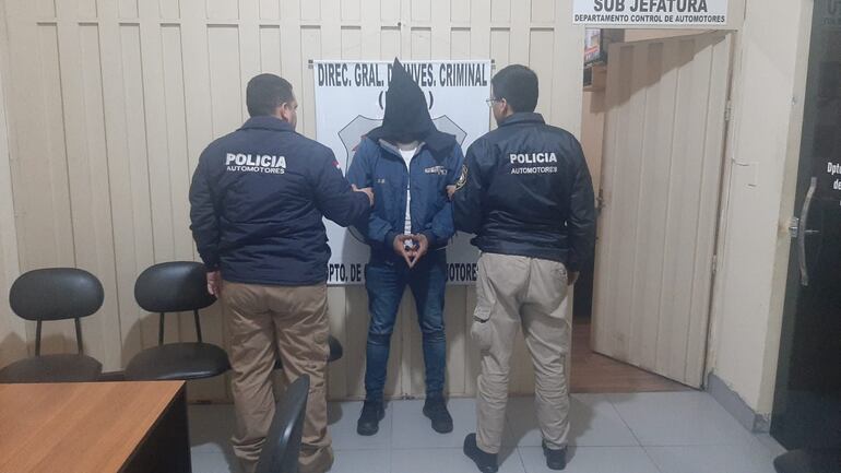 La Policía Nacional, mediante un trabajo de investigación, logró la detención de una persona presuntamente implicada en el robo de un automóvil.