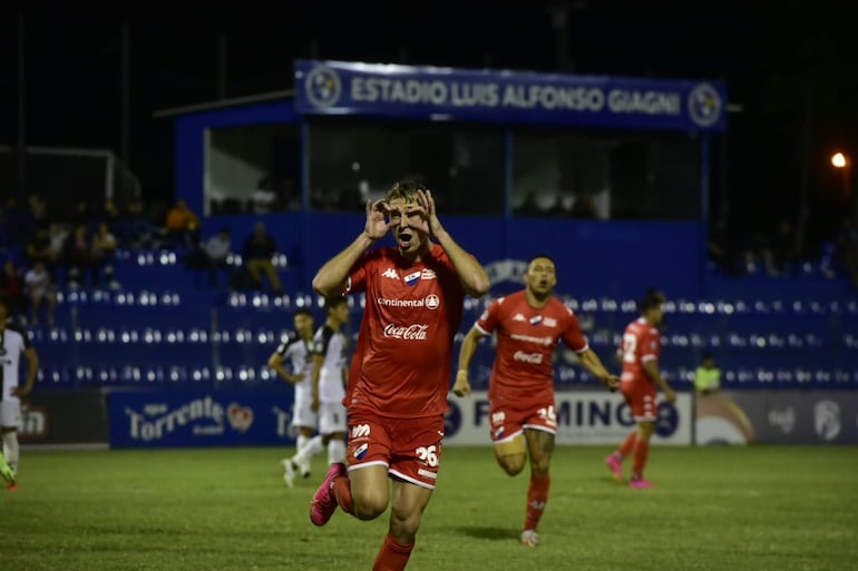 Festejo de Juan Alfaro tras el segundo de Nacional