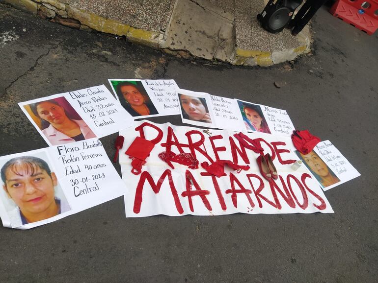 Integrantes de la Articulación Feminista realizaron hoy un acto frente al Ministerio del Trabajo para convocar a la marcha del  8M, el miércoles 8 de Marzo, desde la Plaza Uruguaya desde las 17 horas.