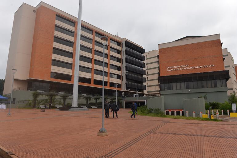 Fachada del Palacio de Justicia de Ciudad del Este.