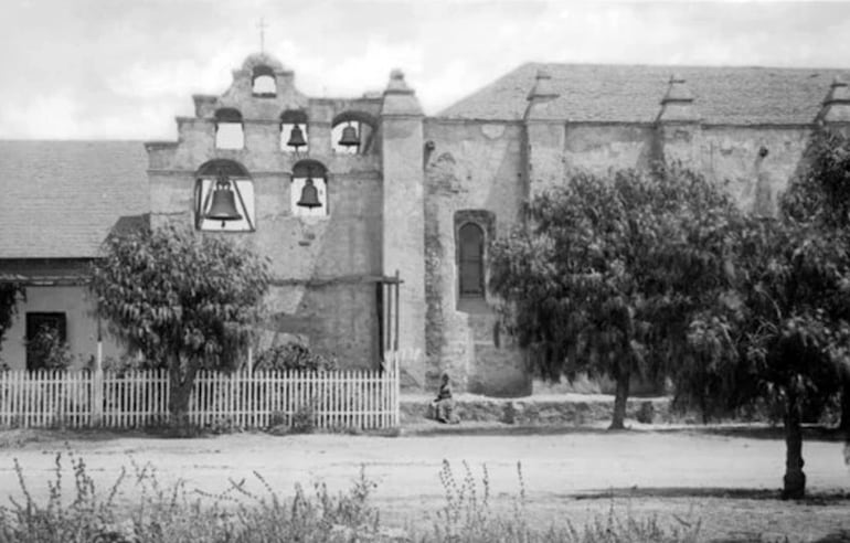 Árboles de pimienta frente a la Misión de San Gabriel, ca.1884 (California Historical Society).