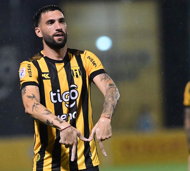 El volante argentino Álvaro Cuello (29 años) celebra el tanto que le dio el triunfo a Guaraní ayer sobre Sol de América, en la “Toldería”.