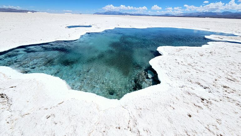 Uno de los ojos de las Salinas Grandes. No se pueden tocar, pero conforman espejos de agua que dan un efecto genial a las fotos.