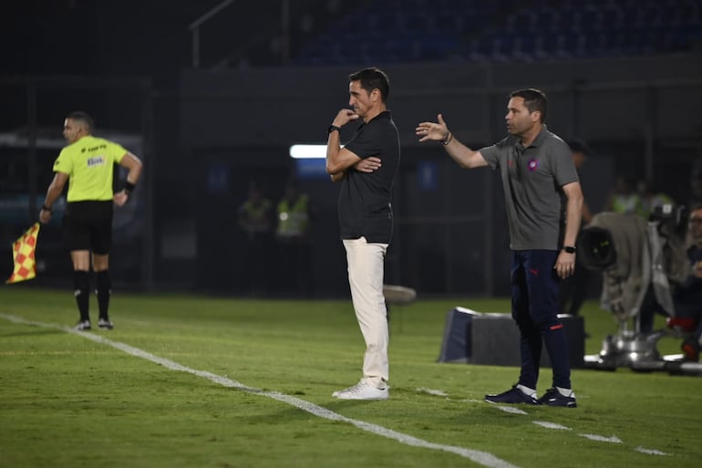 El español Manolo Jiménez, entrenador de Cerro Porteño, durante el partido frente a General Caballero de Juan León Mallorquín por la jornada 15 del torneo Apertura 2024 del fútbol paraguayo en el estadio Defensores del Chaco, en Asunción.