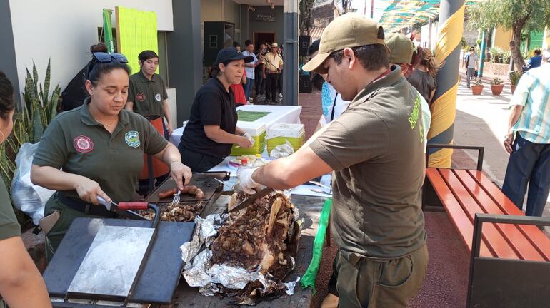 El vaká akangue yvyguy estuvo a cargo del Cuerpo de Bomberos Voluntarios de San Lorenzo A 1 participó de la actividad y ofrecieron deliciosos platillos típicos del país.