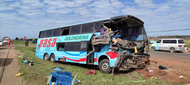 Así quedó el bus tras el accidente fatal.