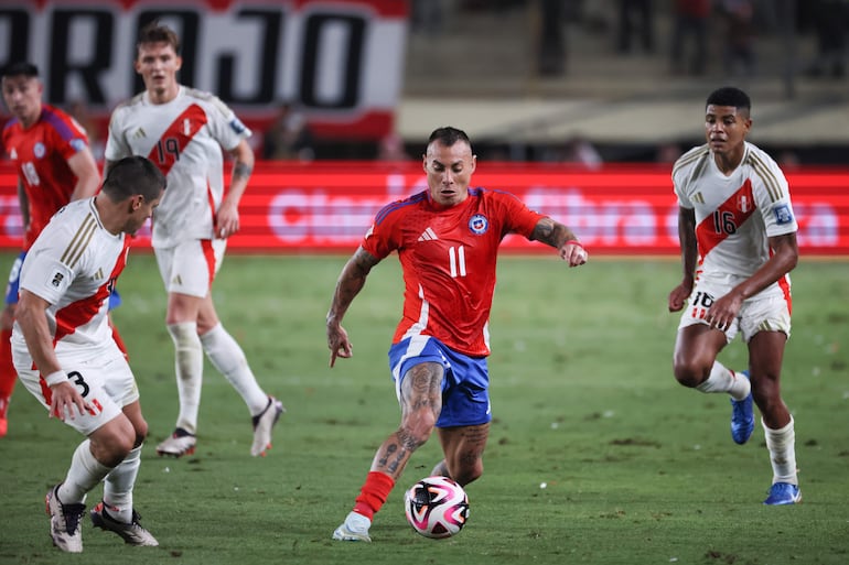 AMDEP011. LIMA (PERÚ), 15/11/2024.- Wilder Cartagena (d) de Perú disputa un balón con Eduardo Vargas de Chile este viernes, durante un partido de las eliminatorias sudamericanas al Mundial de Fútbol 2026, entre Perú y Chile en el Estadio Nacional, en Lima (Perú). EFE/ Germán Falcón
