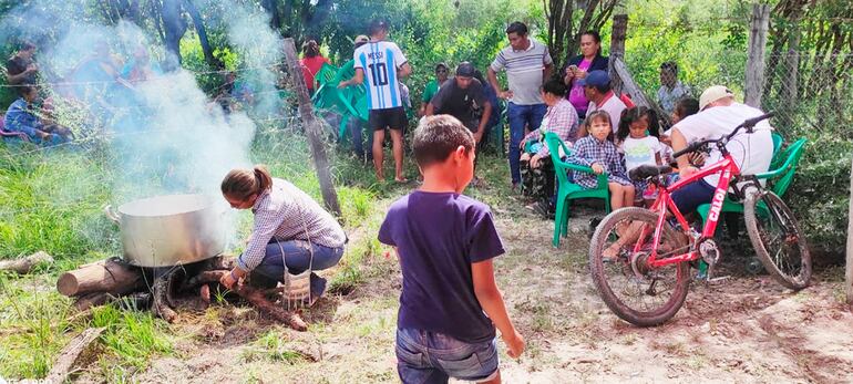 Los usuarios de la ande manifestados, realizan olla popular en la zona.