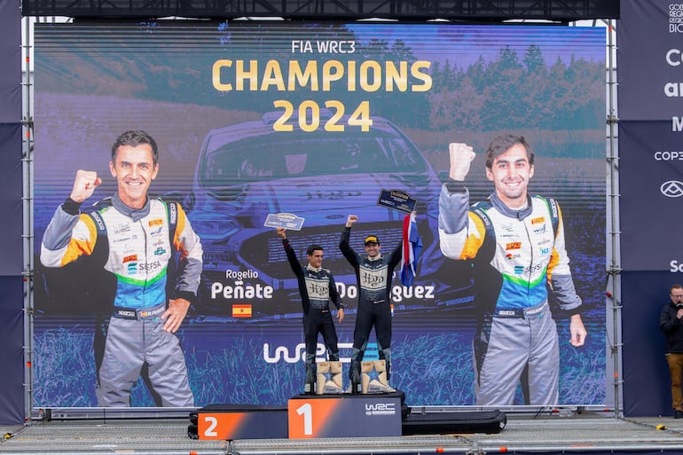 Diego Domínguez Bejarano y Rogelio Peñate festejan el gran logro con sus trofeos.