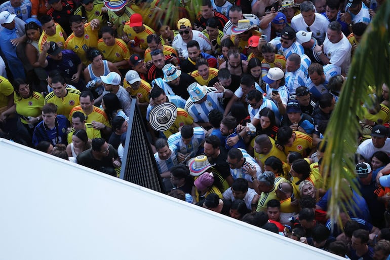 El ingreso al Hard Rock Stadium para la final de la Copa América 2024 fue desbordado por hinchas colombianos y argentinos, obligando al retraso del inicio del partido entre Argentina y Colombia. 